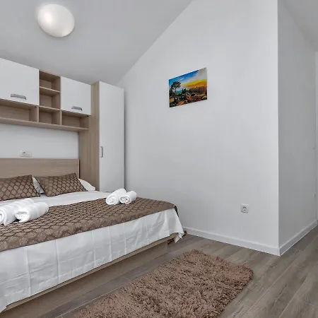 Stunning In Dra With Private Pool Villa Drasnice