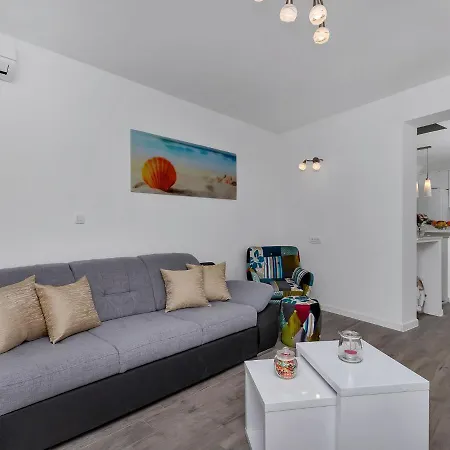 Stunning In Dra With Private Pool Villa