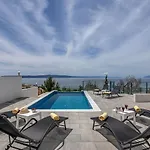 Stunning Villa With Pool Villa *