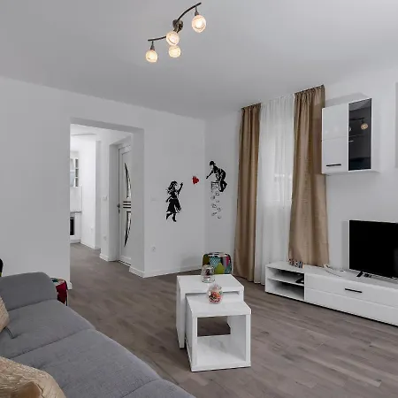 Stunning In Dra With Private Pool Drasnice